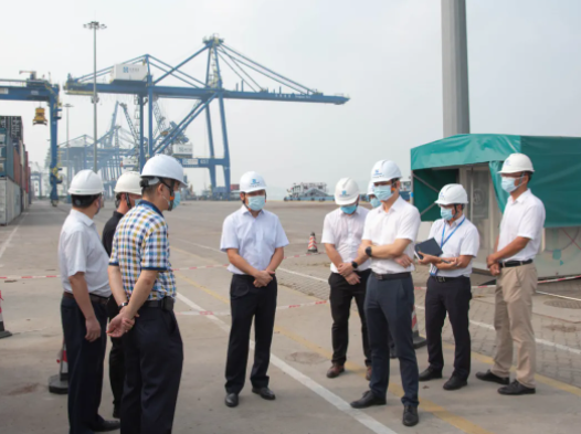 筑牢“双防线”！环球ug娱乐开展国庆节前疫情防控和安全生产检查工作