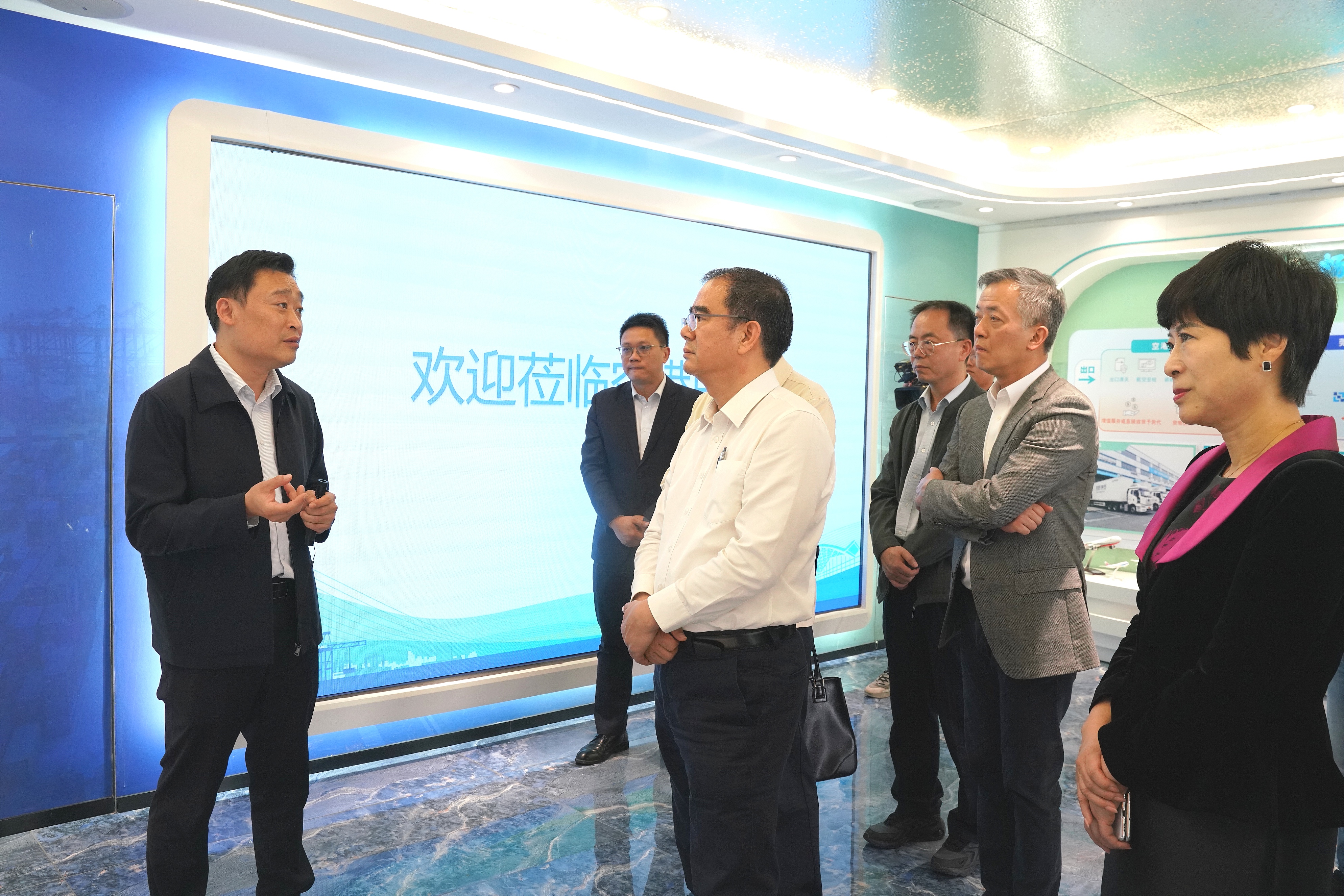 省政协常委、经济委员会主任梁维东一行到港务集团调研