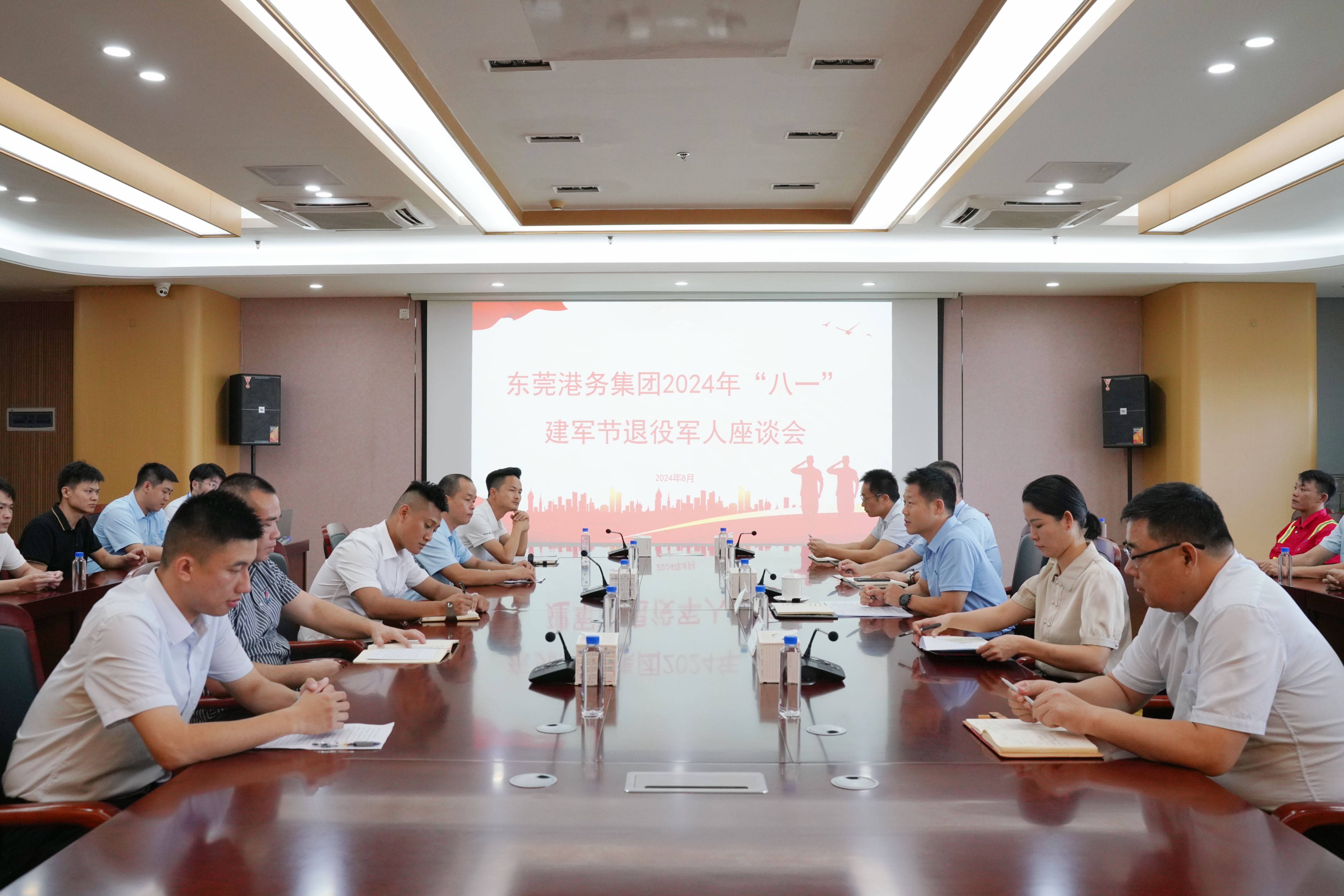 共忆峥嵘岁月！环球ug娱乐召开“八一”建军节退役军人座谈会