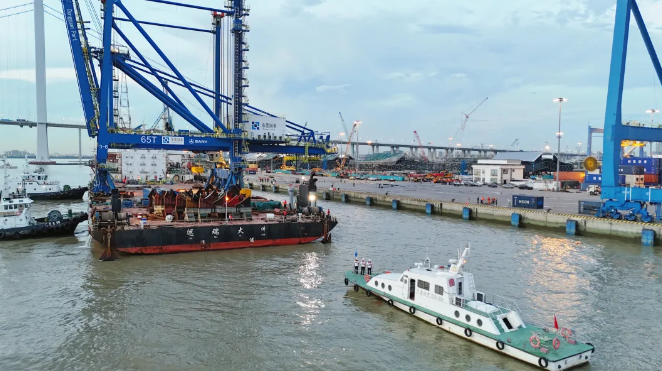 新设备“入编”东莞港三期码头