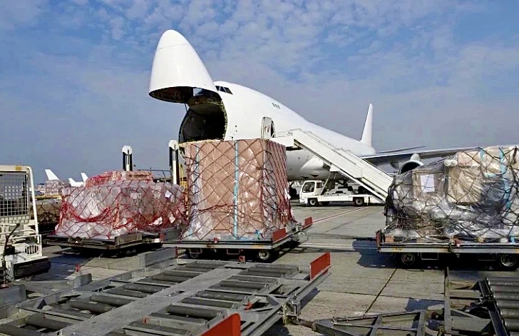 东莞港湾区快线集团成功开展柔性供应链服务，打赢24小时跨境“黄金舱位”争夺战！