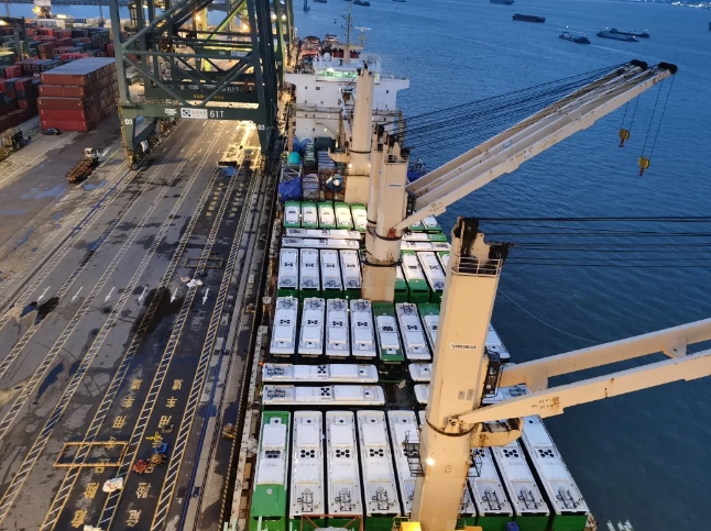 扬帆 “一带一路”！金龙纯电大巴从东莞港启航发往罗马尼亚