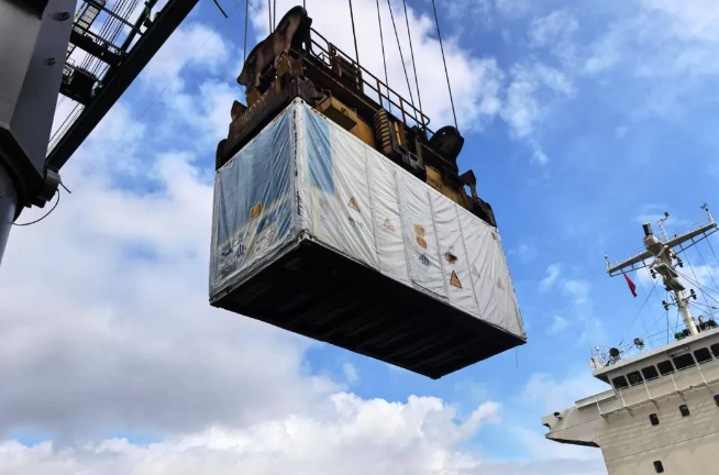 52个“大型充电宝”从东莞港顺利出海！